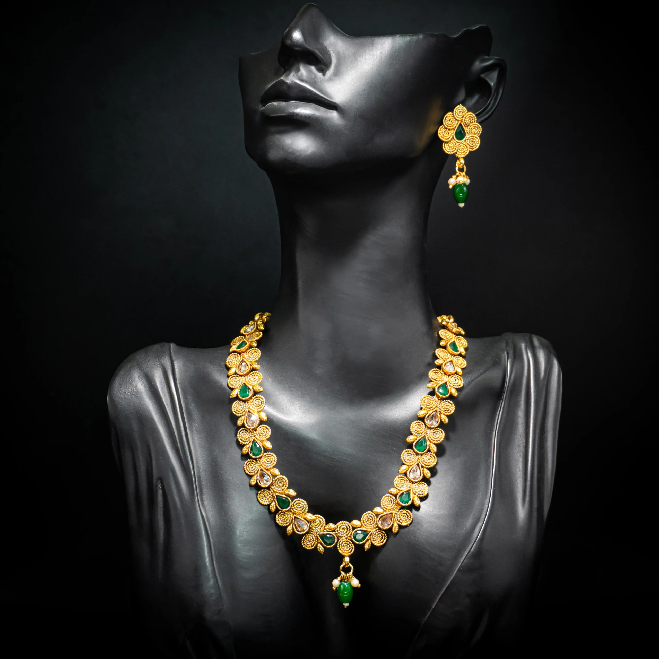 traditional-gold-necklace-green-emerald-stones-mannequin-display